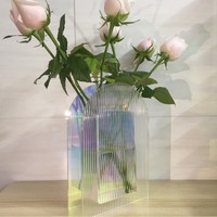 Vase moderne en acrylique transparent pour la décoration intérieure, pour les arrangements floraux dans le salon et la décoration de la véranda avec des fleurs séchées