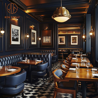 Ensemble de meubles de restaurant sur mesure Ron Group, banquette capitonnée en forme de U, chaise en cuir, table carrée en bois