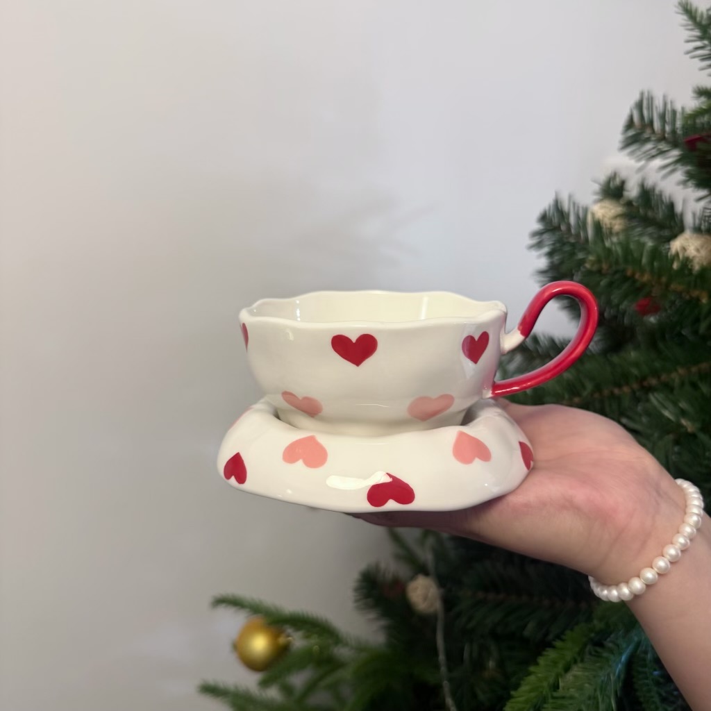 Taza grande roja y rosa con forma de corazón, plato de 13 cm y capacidad de 250 ml.