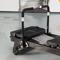 Machine de Pilates Reformer Core Studio - Usage Commercial Professionnel en Alliage d'Aluminium pour la Flexibilité et l'Équilibre, Couleur et Logo Personnalisables 1