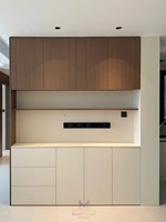Buffet de salle à manger moderne minimaliste en bois écoresponsable fait main avec éclairage LED intégré et vitrine en verre sans poignées