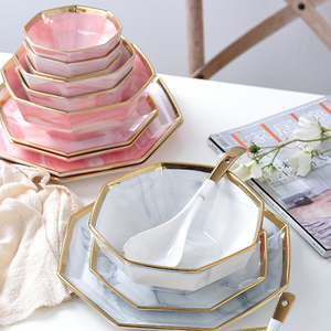 Vaisselle en porcelaine rose et grise <span class=keywords><strong>de</strong></span> <span class=keywords><strong>marbre</strong></span> <span class=keywords><strong>de</strong></span> bords et <span class=keywords><strong>de</strong></span> coins nordiques en gros avec la jante d'or - Product Image 2