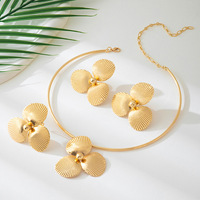 Parure de bijoux fantaisie pour femme en alliage plaqué or 14K, motif floral, collier, boucles d'oreilles et bague, pour fiançailles, mariage et soirée