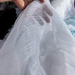 Tissu en crêpe de soie <span class=keywords><strong>blanc</strong></span>, <span class=keywords><strong>organza</strong></span> froissé effet fleur de glace, soie brillante plissée à rayures verticales, <span class=keywords><strong>organza</strong></span> cationique pour robe femme - Product Image 4