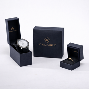 Boîte à bagues minimaliste de luxe avec charnière rabattable, emballage cadeau pour bijoux, insert en velours, gaufrage, logo personnalisé pour la vente au détail de bijoux - Product Image 1