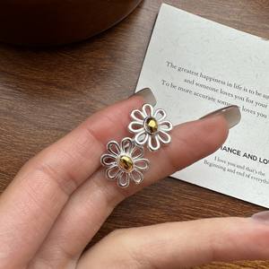 Pendientes elegantes de dos tonos de Plata de Ley 925, pendientes de tuerca de flor, pendiente de tuerca de Margarita para mujer - Product Image 1