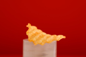 Croustilles <span class=keywords><strong>de</strong></span> pommes <span class=keywords><strong>de</strong></span> <span class=keywords><strong>terre</strong></span> coupées fraîches collations en forme <span class=keywords><strong>de</strong></span> grande vague croustilles <span class=keywords><strong>de</strong></span> pommes <span class=keywords><strong>de</strong></span> <span class=keywords><strong>terre</strong></span> aromatisées à la tomate collations frites prix d'usine pour les enfants - Product Image 4
