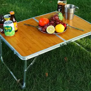 Mobili da esterno da spiaggia in alluminio piccolo Mini tavolo pieghevole portatile in legno con rotolo di uova con sacchetto di immagazzinaggio rotondo vino Bbq Camp Picnic Solid