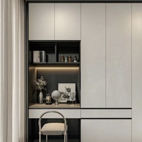 Système de dressing sur mesure moderne et minimaliste avec coiffeuse intégrée, étagères ouvertes et vitrine en verre trempé