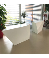 Table de meuble baroque en fausse pierre au design moderne blanc mat