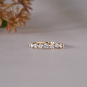 Elegante Anillo de Banda de Cristal con Corte Redondo Chapado en Oro para Mujer, Joyería Minimalista para Boda, Aniversario, Compromiso, Uso Diario, Regalo - Product Image 5