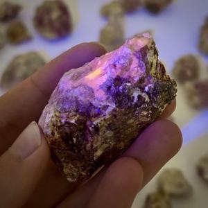 Cristales Naturales Ecológicos CrystalHola al por Mayor, Calcita Púrpura en Bruto, Efecto Llama Fluorescente, Espécimen Mineral Único - Product Image 4