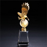 Trophée personnalisé en métal doré en forme d'aigle avec base en cristal, idéal pour les cadeaux d'entreprise, souvenirs et artisanat
