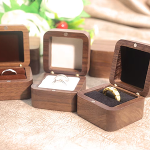 Caja de Anillo de Compromiso Cuadrada de 5.5mm, de Madera de Nogal Negro, para Regalo de Boda, Venta al Por Mayor - Product Image 1