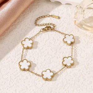 Modisches und vielseitiges 18 Karat Gold Edelstahl Lucky Five Leaf Flower Armband kann in mehreren Farben angepasst werden - Product Image 3