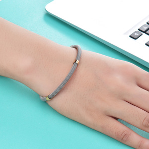 Bracelet en maille de câble en acier inoxydable |   Bracelet ouvert avec embout en or ou or rose |   Bijoux minimalistes modernes pour femmes - Product Image 2