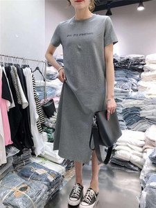 Vendita Calda di Fabbrica: Abito T-Shirt Estivo Casual con Stampa Lettering, Manica Corta, Slim Fit, Spacco, in Cotone, Lungo per Donne - Product Image 2