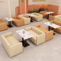 Ensemble complet de mobilier de restaurant : banquettes rembourrées, tables en marbre, canapés capitonnés crème – Vente en gros