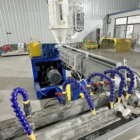 Ligne de production de tuyaux tressés en PVC pour l'alimentation en eau domestique, capacité de production de 1,28 tonne de tuyaux finis par 16 heures de service par jour, destinée au marché du Moyen-Orient