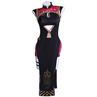 Cosplayer Zenless Zone Zero buvant du thé, Boss Lady Red Bean en cosplay dans un Qipao féminin, Cosplay style femme mature