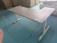 Bureau de jeu futuriste en L avec motif en fibre de carbone et éclairage RVB dynamique pour les joueurs, Moael L-L Factory real shot