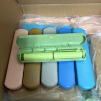 Stock suffisant de stylos à bonbons réutilisables en plastique coloré (avec boîte)