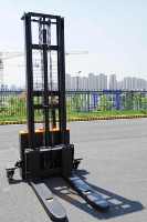 Nouveau modèle de chariot élévateur électrique de Chine gerbeur de chariot élévateur électrique à poignée ergonomique multifonctionnelle