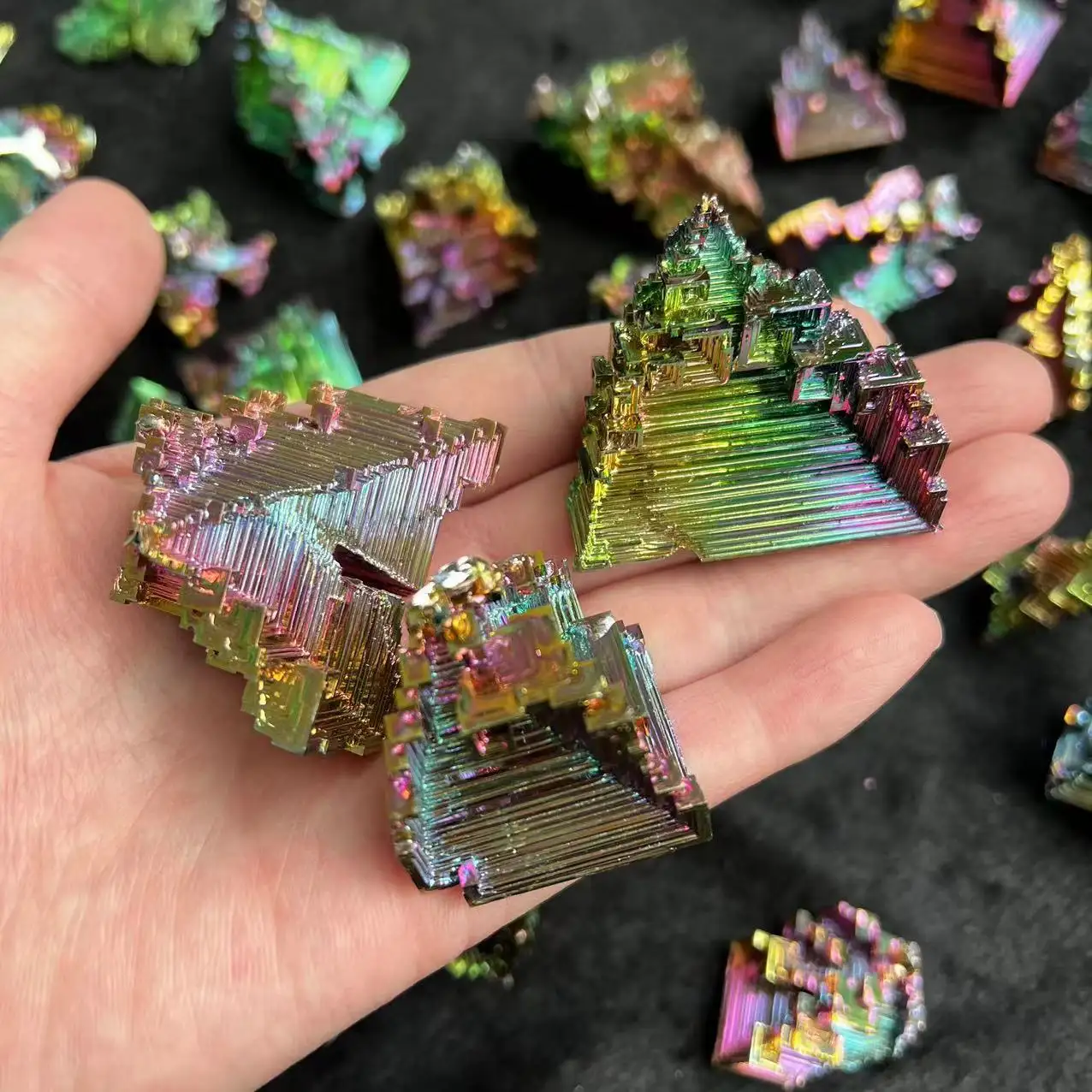 Torre de cristal de bismuto natural mineral arco-íris de alta qualidade em pirâmide de metal 3-7 cm