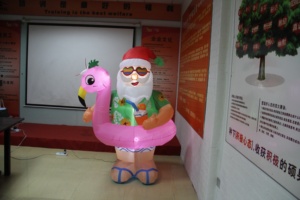 Рождественский надувной Гавайский Санта с фламинго, бассейн, плавающий декор с внутренним светодиодным светом - Product Image 2