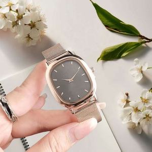 Reloj Minimalista para Hombre con Caja de Acero Inoxidable de 40 mm, Esfera de Cristal y Correa de Cocodrilo/Silicona - Product Image 3