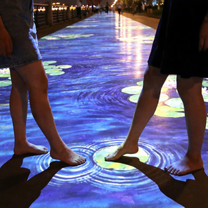 Machine de projection interactive au sol avec 80 jeux pour les enfants, idéale pour les aires de jeux intérieures et les centres de divertissement familial - Product Image 1