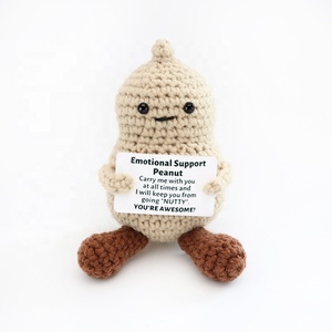 Figurines en fil crocheté à la main : petit chien jaune, paresseux, panda tenant un bambou et hamster mignon – Poupées décoratives festives - Product Image 6