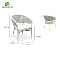 Modern dış mekan yemek sandalyesi, hafif alüminyum yapıya ve su geçirmez ip örgüsüyle, restoran, kafe, otel kullanımı için ideal.