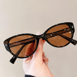 Gafas de Sol Retro para Mujer Qianai, Montura Negra TR90, Protección UV400, Lentes Tipo 3, Estilo Irregular - Product Image 4