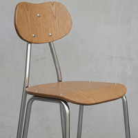 Meubles de restaurant de style moderne, tables sur mesure, avec bords inclinés sur les bords du plateau en contreplaqué