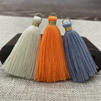 Vente en gros de pompons de couleur disponible de 5cm en soie pour sac porte-clés