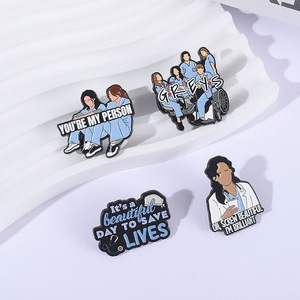 Spilla Medica Cartoon in Lega Elettroplaccata Versatile per il Commercio Transfrontaliero, Merchandising della <span class=keywords><strong>Serie</strong></span> <span class=keywords><strong>TV</strong></span> Grey's Anatomy - Product Image 1
