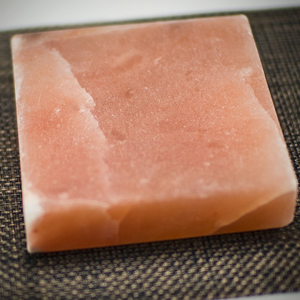 หินเกลือสีชมพูธรรมชาติสำหรับย่าง ขนาด 8x4x1 นิ้ว ใช้ซ้ำได้ ทนความร้อน สำหรับย่างเนื้อและปลา มาตรฐาน ISO 22000 - Product Image 1