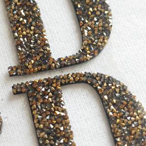 高品質 クリスタル ダイヤモンド 光沢ブラックレター バッジ 工場カスタム ラインストーン Tシャツ用 熱転写ラベル - Product Image 6