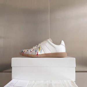 Sneakers en cuir style rétro ; baskets basses à lacets de créateur avec graffitis peints à la main pour un style streetwear décontracté et relaxant. - Product Image 2