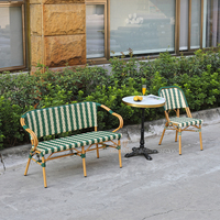 Chaise de salle à manger en rotin vert empilable pour l'extérieur, au design traditionnel, finition durable avec revêtement en poudre pour une utilisation en cour de villa