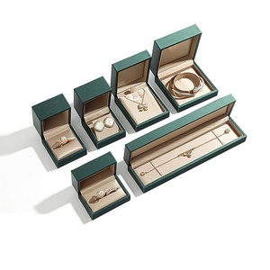 Caja de Joyería de Lujo Portátil Personalizada al por Mayor, de Cuero PU, con Tapa Abatible, para Anillos, Aretes, Collares y Pulseras - Product Image 1