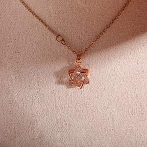 Colgante de oro rosa de cobre de lujo de 18 quilates con diseño de bloqueo de diamante completo Collar de estrella de seis puntas de acero de titanio para mujer - Product Image 4