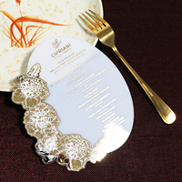 Elegante Tarjeta de menú con acrílico blanco personalizado y mezcla acrílica con patrón de espejo dorado para bodas y fiestas