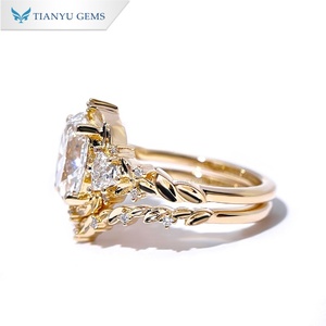 Anillo de Compromiso Tianyu Gems Personalizado en Oro Amarillo de 14K con Diamante de Laboratorio DEF de Corte Ovalado y Triangular con Engaste de Garras - Product Image 2