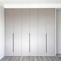 Armoire avec poignées, dressing minimaliste en MDF laqué beige, style côtier mi-siècle