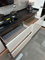 Meubles en bois sur mesure, style moderne et simple, cuisine ouverte avec cuisinière intégrée