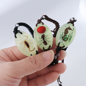 Bracelets en résine d'ambre avec scorpions fossiles lumineux faits à la main pour enfants - Vente en gros - Product Image 3