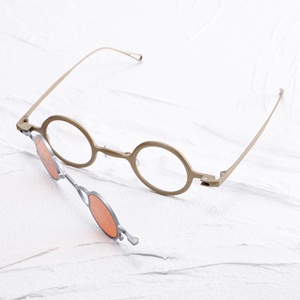 Occhiali da Sole Magnetici Polarizzati da Donna, Sfumatura Beige, Super Piccoli e Sottili, Alla Moda, Nuovi, in Titanio Puro con Doppio Magnete - Product Image 3