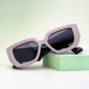 Gafas de sol con montura cuadrada para mujer, montura gris de PC, protección UV400, clase 2, estilo moderno, transfronterizo - Product Image 1